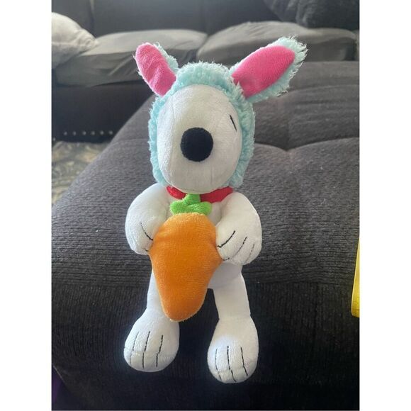 Peanuts Snoopy Easter Beagle Holding Carrot Plush Stuffed Animal - Picture 10 of 10